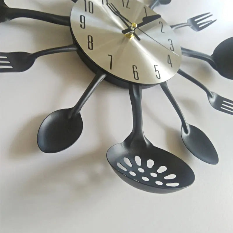 Horloge murale en métal véritable en forme de couteau de cuisine Industris.fr