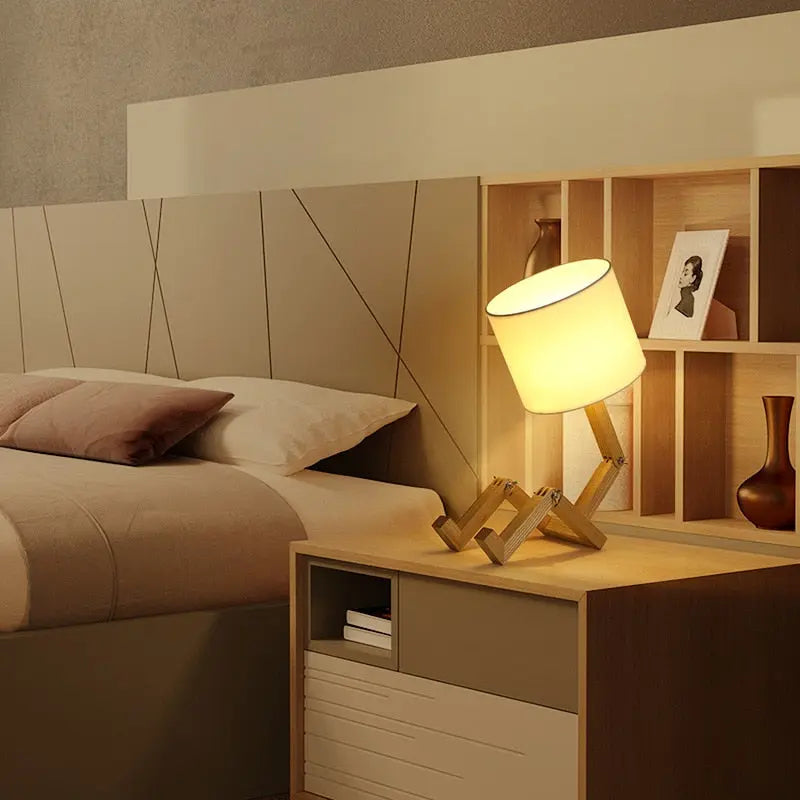 Lampe de table en bois en forme de robot pour bureau et intérieur Industris.fr