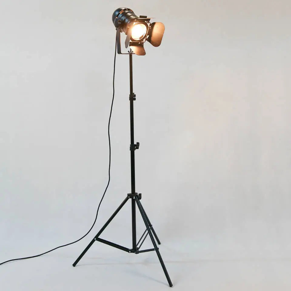 Lampe sur pied noire avec trépied pour Studio créatif Industris.fr